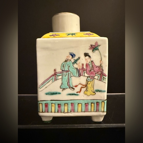 🏮 Vintage Chinese Porcelain Famille Rose Diamond-Shaped Vase / Tea Caddy - Picture 3 of 10